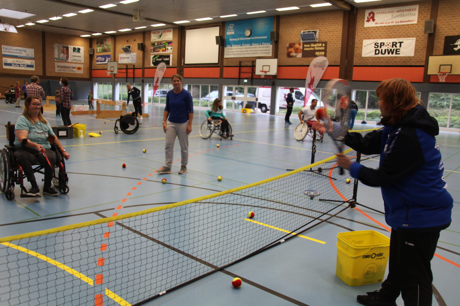 Inklusive Tennisgruppe beim Training in der Sporthalle Schultredde